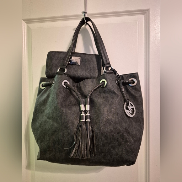 Michael Kors Black Signature Shoulder Bag With Tassels and Wallet - Picture 2 of 6